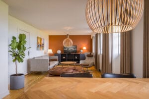 værelse med sofaer og stole