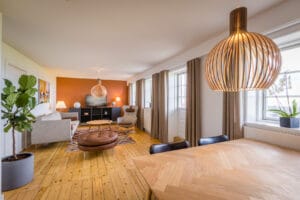 værelse med sofa og stol